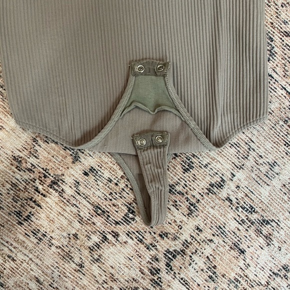 Aritzia Babaton Ribbed Shortsleeve Bodysuit - Picture 12 of 12